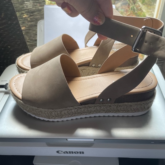 Soda Shoes - Tan platform Sandals